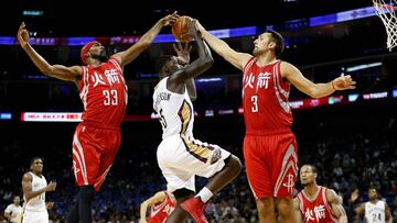 Basketball - NBA Global Games - Shanghai, China - 09/10/16. New Orleans Pelicans's Lance Stephenson (C) and Houston Rockets's Corey Brewer (L) and Ryan Anderson in action. REUTERS/Aly Song