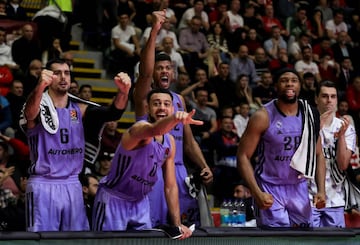 Abalde, Williams-Goss, Tavares, Yabusele y Hezonja celebran una acción positiva de sus compañeros.