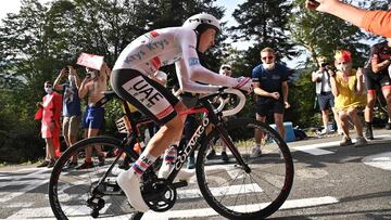 Tadej Pogacar rueda durante la crono final del Tour de Francia 2020 en La Planche des Belles Filles.