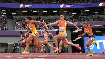 Paula Sevilla entrega el testigo a Maribel Pérez.