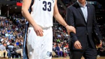 Marc Gasol abandona la pista cojeando durante el parrtido ante los Grizzlies.