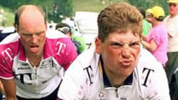 <b>AHORA QUIERE DIRIGIRLE. </B>Riis detrás de Ulrich en el Tour del 97. El danés quiere tener a la estrella alemana en su equipo, pero le hace falta un nuevo patrocinador
