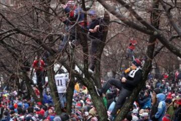 Alegría desbordada en las calles de Boston durante el desfile de la victoria de los Patriots.