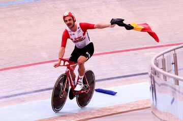 Entre las clásicas de Flandes y las Ardenas, el belga Victor Campenaerts hizo historia en el mundo del ciclismo tras batir el récord de la hora. En un hito para el que se preparó con la ayuda de su equipo, el Lotto-Soudal, Campenaerts echó a rodar el 16 de abril sobre el parqué del velódromo de Aguascalientes (México) para completar en 60 minutos la friolera de 55,089 kilómetros, mejorando en casi medio kilómetro el registro que logró Bradley Wiggins en Londres en 2015.