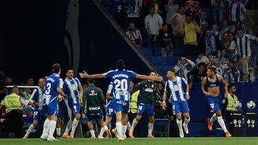 Espanyol's Brazilian midfielder Vinicius Souza (R) celebrates with teammates after scoring his team's third goal during the Spanish league football match between RCD Espanyol and Club Atletico de Madrid at�the RCDE Stadium in Cornella de Llobregat on May 24, 2023. (Photo by Josep LAGO / AFP)