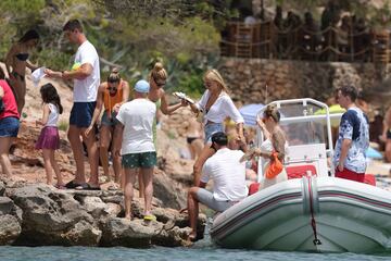 Courtois y su pareja, Mishel Gerzig, disfrutan de sus vacaciones en Ibiza.