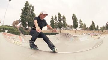 Una rider de inline patina en el skatepark de Legazpi, en Madrid.