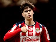 TOPSHOT - Guadalajara's forward #34 Armando Gonzalez celebrates scoring his team's fourth goal during the Liga MX Apertura football match between Guadalajara and Atlas at the Akron Stadium in Zapopan, Mexico on October 25, 2025. (Photo by Ulises Ruiz / AFP)