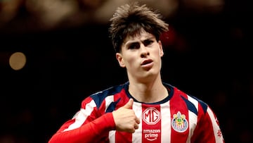 TOPSHOT - Guadalajara's forward #34 Armando Gonzalez celebrates scoring his team's fourth goal during the Liga MX Apertura football match between Guadalajara and Atlas at the Akron Stadium in Zapopan, Mexico on October 25, 2025. (Photo by Ulises Ruiz / AFP)