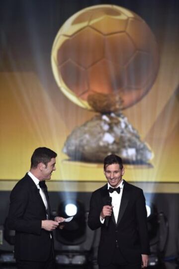 Lionel Messi con el presentador James Nesbitt.