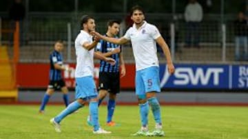 Okay Yokuslu (con el número 5) saluda a un compañero del Trabzonspor.