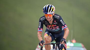 Primoz Roglic cruza la meta de Ancares en la 13ª etapa de la Vuelta a España.