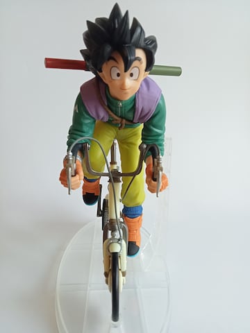 Figura de Goku en bicicleta por Banpresto