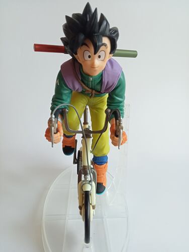 Figura de Goku en bicicleta por Banpresto