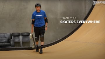 Tony Hawk, patín en mano, en su Vert, con unas letras que dicen Thank You Skaters Everywhere.