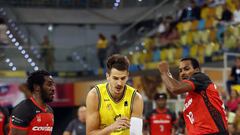 LAS PALMAS DE GRAN CANARIA, 22/10/2022.- Los jugadores del Coviran Granada Prince Ali (i), y Alex Renfroe (d), y el jugador del Gran Canaria Nico Brussino (c), durante el partido de la jornada 5 de la liga ACB que ambos equipos disputaron este sábado en el Gran Canaria Arena, en Las Palmas de Gran Canaria. EFE/ Elvira Urquijo A.
