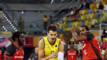 LAS PALMAS DE GRAN CANARIA, 22/10/2022.- Los jugadores del Coviran Granada Prince Ali (i), y Alex Renfroe (d), y el jugador del Gran Canaria Nico Brussino (c), durante el partido de la jornada 5 de la liga ACB que ambos equipos disputaron este sábado en el Gran Canaria Arena, en Las Palmas de Gran Canaria. EFE/ Elvira Urquijo A.