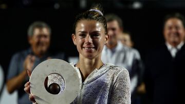 La tenista Italiana Camila Giorgi posa con el trofeo de campeona después de vencer a la Sueca RebeCca Peterson EN la final del torneo Mérida Open WTA 250 Tour Akron 2023.