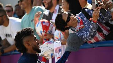 USA's forward Jesus Ferreira (L) poses for a selfie with a fan after a training session at the team's training camp in Doha on November 16, 2022, ahead of the Qatar 2022 World Cup football tournament. (Photo by OZAN KOSE / AFP) (Photo by OZAN KOSE/AFP via Getty Images)