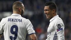 Benzema y Casemiro celebran uno de los goles del Madrid.