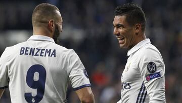 Benzema y Casemiro celebran uno de los goles del Madrid.