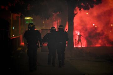 Tras la derrota del Paris Saint-Germain en la final de la Champions League 2020 algunos aficionados del conjunto parisino salieron a las calles de la capital francesa para provocar numerosos disturbios. Los alrededores del Parque de los Príncipes se convirtió en una batalla campal con entre las autoridades y los ultras del PSG. 
