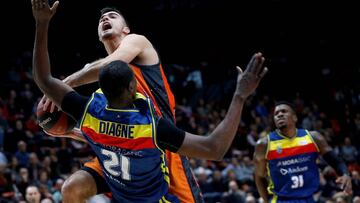 GRAF3745. VALENCIA, 08/12/2018.- El jugador del Valencia Basket Club Alberto Abalde (c), entra a canasta ante la oposición del jugador del Morabanc Andorra Moussa Diagne, durante el partido de la Liga Endesa que se disputa en el Pabellón Fuente de San Luís de Valencia.- EFE/Miguel Ángel Polo