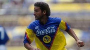 Gonzalo Farf&aacute;n domina el esf&eacute;rico en un partido de su &uacute;ltima temporada como jugador del Am&eacute;rica: la 1993-94.