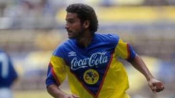 Gonzalo Farfán domina el esférico en un partido de su última temporada como jugador del América: la 1993-94.