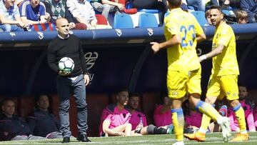 Paco L&oacute;pez durante el duelo ante Las Palmas del pasado domingo en el Ciutat de Val&egrave;ncia.