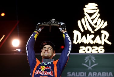 Luciano Benavides, del equipo Red Bull KTM Factory Racing, celebra con el trofeo en el podio tras ganar la categoría de motos del Dakar. 