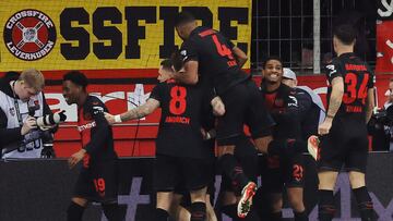 Leverkusen (Germany), 10/02/2024.- Leverkusen's players celebrate after scoring the 2-0 lead during the German Bundesliga soccer match between Bayer 04 Leverkusen and FC Bayern Munich in Leverkusen, Germany, 10 February 2024. (Alemania) EFE/EPA/RONALD WITTEK CONDITIONS - ATTENTION: The DFL regulations prohibit any use of photographs as image sequences and/or quasi-video.
