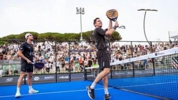 Paquito Navarro, sevillano de Roma, aplaude al p¨²blico su la pala.