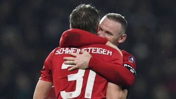 Wayne Rooney y Bastian Schweinsteiger durante el partido de cuarta ronda de la FA Cup entre Manchester United yWigan Athletic.