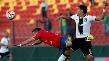 Fútbol, Union Española v Colo Colo.
Copa Chile 2015.
El jugador de Union Española, Carlos Salom, centro, disputa el balón con Paulo Díaz de Colo Colo durante el partido por semi final de la Copa Chile 2015 en el estadio Santa Laura de Santiago, Chile.
25/11/2015
Javier Torres/Photosport********
Football, Union Espanola v Colo Colo.
Copa Chile Championship 2015.
Union Espanola's player Carlos Salom, center, battles for the ball against Paulo Díaz of Colo Colo during the Copa Chile Championship semi-finals football match at the Santa Laura stadium in Santiago, Chile.
25/11/2015
Javier Torres/Photosport