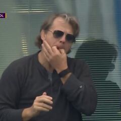 La celebración 'hooligan' del nuevo dueño del Chelsea en el 1-0... y su cara con el 2-2 en el 97'