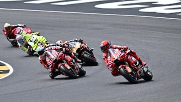 Bagnaia (izquierda) y Márquez en el esprint de Mugello.