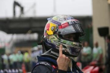 El piloto alemán de Red Bull, Sebastian Vettel, celebra su victoria en el Gran Premio de Brasil de Fórmula Uno, circuito de Interlagos