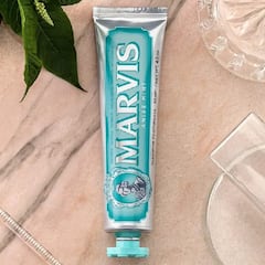 Esta es la pasta de dientes blanqueante que está arrasando en Amazon (y es natural)