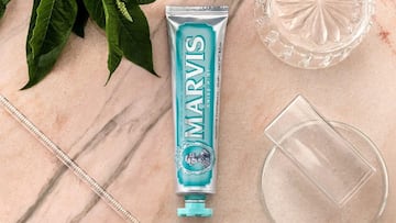 Pasta de dientes blanqueante y natural sabor menta de Marvis está disponible en Amazon.