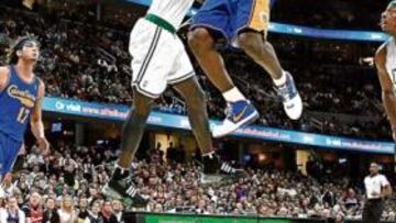 <b>NI ASÍ. </b>Ni hachazos como éste de Garnett pudieron evitar que LeBron James firmara sus 38 puntos.