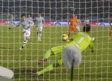 Diego Alves para el penalti a Orellana.