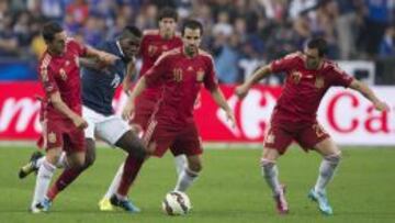 Fábregas, durante el partido, en el centro de la imagen.