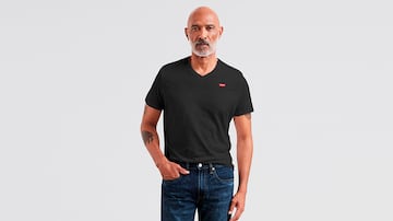 Camisa para hombre con cuello en V.