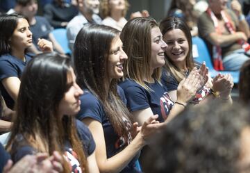 Las jugadoras rojiblancas aplauden durante la recepción en el Ayuntamiento. 