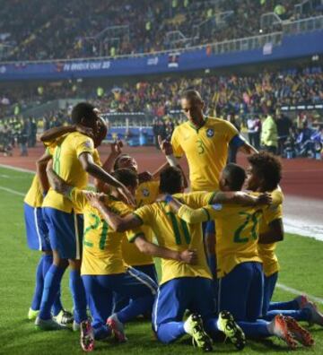 1-0. Robinho celebró el primer tanto con sus compañeros.