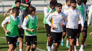 Gayà, Bryan Gil, Carlos Soler y Alderete. dos futbolistas que no siguen y dos con el futuro en el aire.