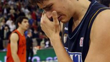 <b>PÉRDIDA, MATE Y LLORO. </b>Suárez perdió el balón en la última posesión colegial (68-70), Blanco robó, salió al contraataque y sentenció con mate.