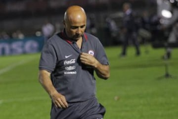 Uno de los peores partidos de Chile en la era Sampaoli. La Roja fue goleada por Uruguay por 3-0 en Montevideo, en la revancha de lo ocurrido en Copa América. Era la cuarta fecha de las clasificatorias y a falta de lo que pase el 4 de enero; ¿el último partido del casildense?