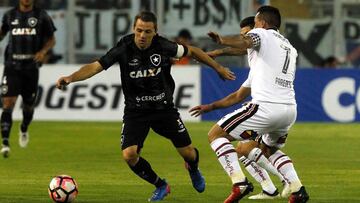 Brazil's Botafogo player Walter Montillo (L) vies for the ball with Chile's Colo-Colo player Esteban Paredes (R) during their Copa Libertadores football match at the Monumental stadium in Santiago, Chile, on February 8, 2017. / AFP PHOTO / CLA
